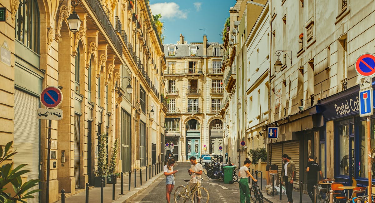 Façade d'agence immobilière parisienne dans un quartier résidentiel animé