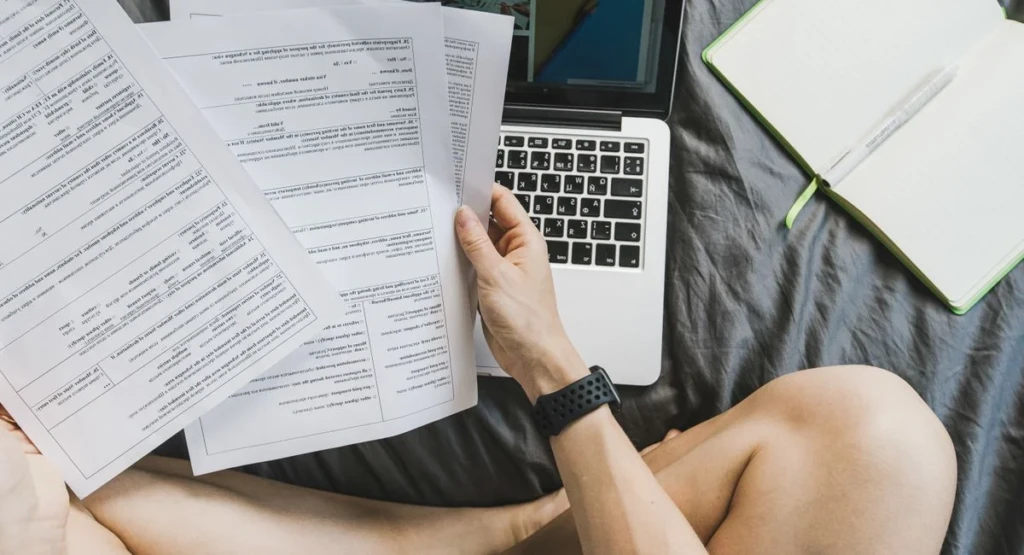 Auto-entrepreneur à son bureau consultant ses factures électroniques sur ordinateur