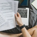 Auto-entrepreneur à son bureau consultant ses factures électroniques sur ordinateur