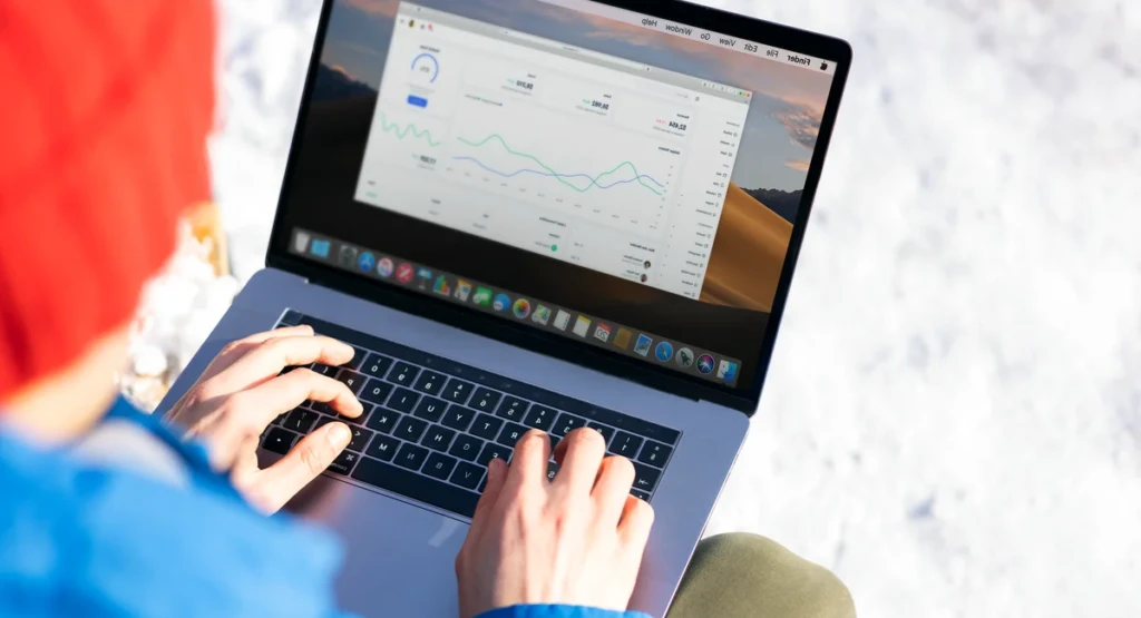 Dirigeant PME analysant des tableaux de bord marketing automation sur écran