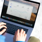 Dirigeant PME analysant des tableaux de bord marketing automation sur écran