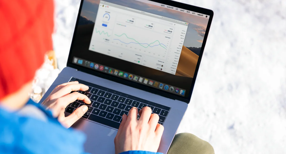 Dirigeant PME analysant des tableaux de bord marketing automation sur écran
