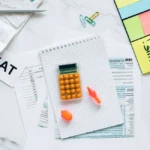 Entrepreneur à son bureau consultant un avis d'imposition CFE sur écran