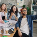 Entrepreneur à son bureau qui planifie le lancement de son activité indépendante