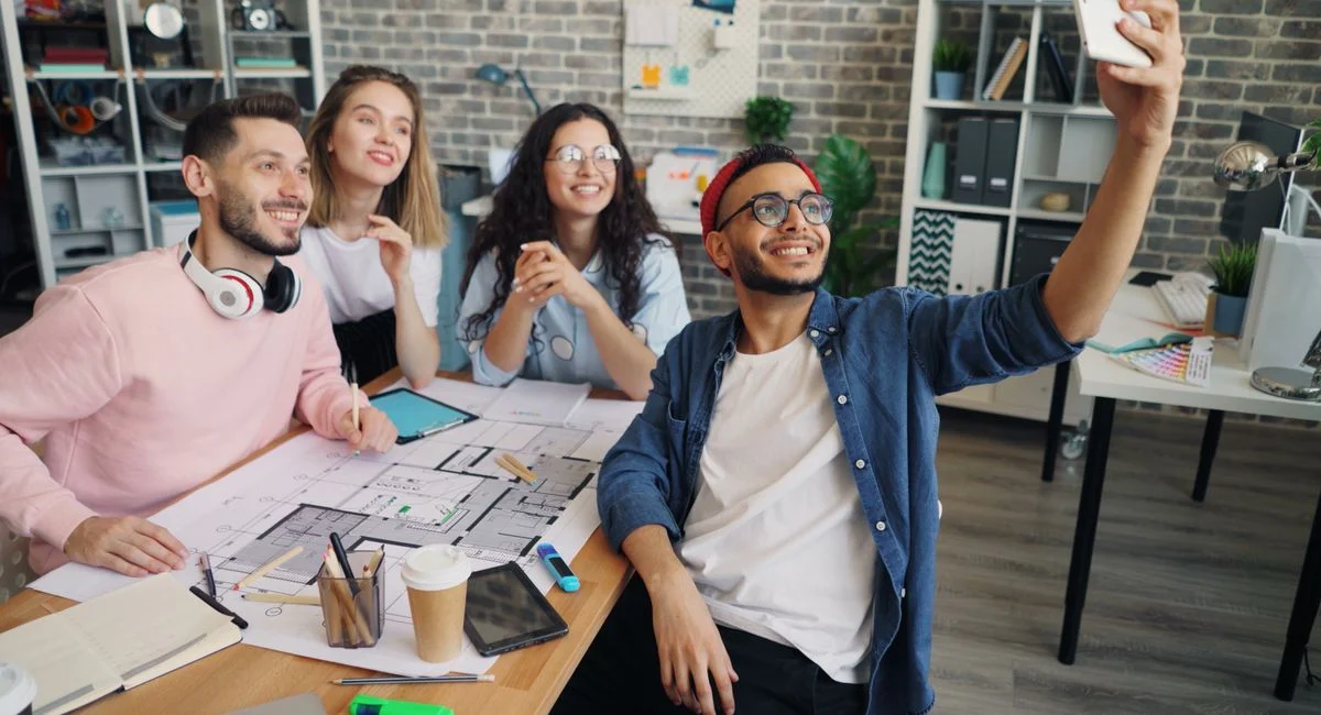 Entrepreneur à son bureau qui planifie le lancement de son activité indépendante