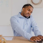 Entrepreneur analysant un business plan généré par IA sur ordinateur portable