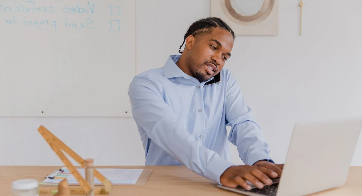 Entrepreneur analysant un business plan généré par IA sur ordinateur portable