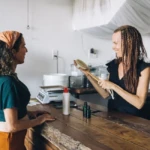 Entrepreneur chez un buraliste ouvrant un compte de paiement Nickel