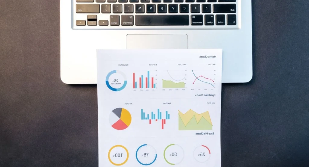 Entrepreneur configurant un tableau de bord d'automatisation marketing sur ordinateur
