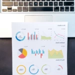 Entrepreneur configurant un tableau de bord d'automatisation marketing sur ordinateur