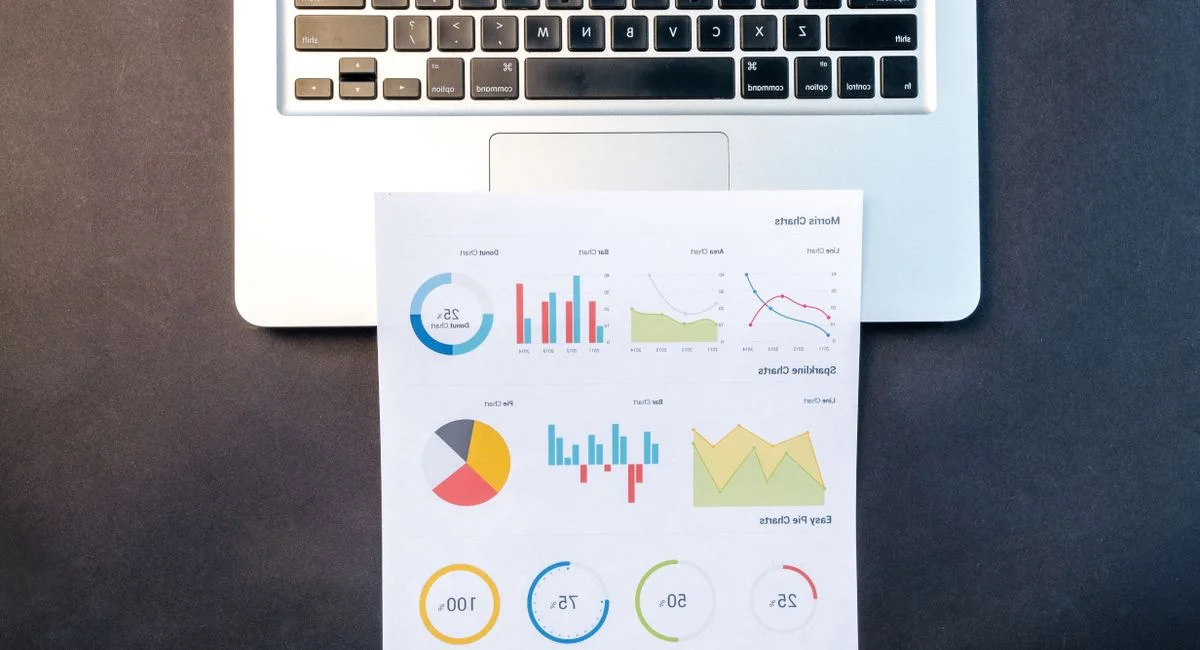 Entrepreneur configurant un tableau de bord d'automatisation marketing sur ordinateur