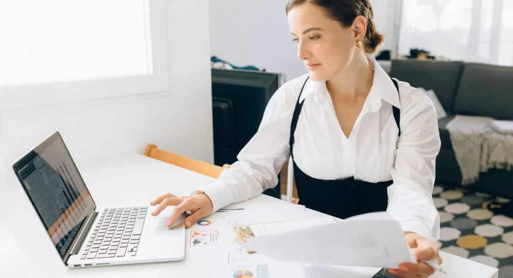 Entrepreneur consultant analyse factures électroniques sur ordinateur portable bureau