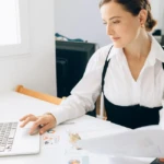Entrepreneur consultant analyse factures électroniques sur ordinateur portable bureau