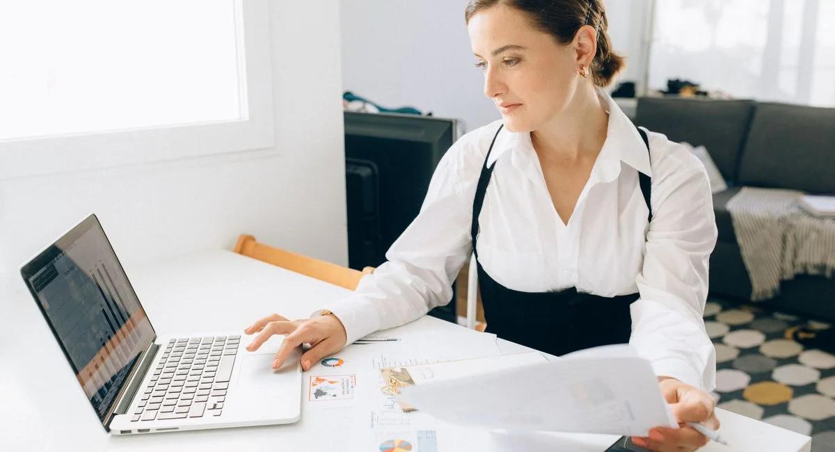Entrepreneur consultant analyse factures électroniques sur ordinateur portable bureau