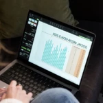Entrepreneur consultant analyse programme formation inbound marketing sur ordinateur portable