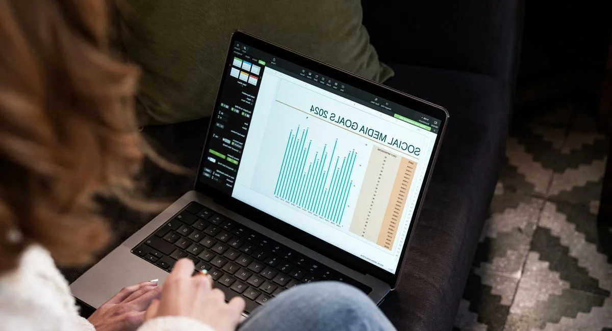 Entrepreneur consultant analyse programme formation inbound marketing sur ordinateur portable