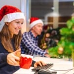 Équipe de bureau réunie pour une animation de Noël immersive