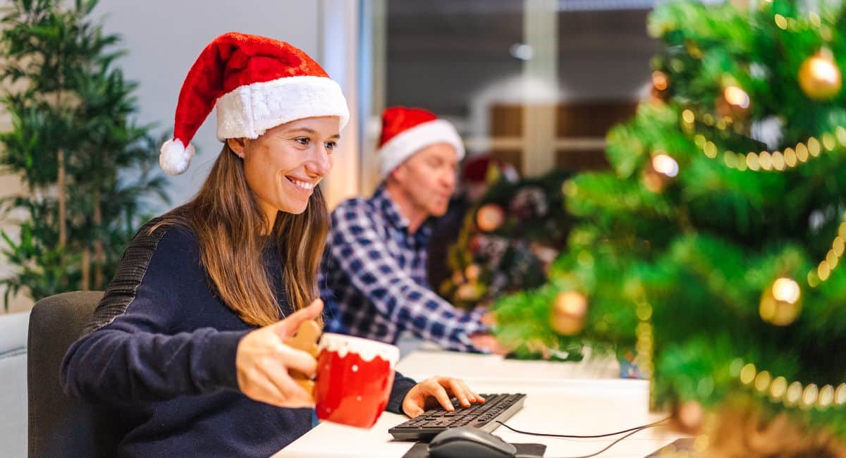 Équipe de bureau réunie pour une animation de Noël immersive