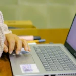 Étudiante en alternance marketing digital travaillant sur un campus parisien moderne