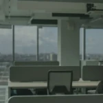 Travailleur sans papiers devant une agence d'intérim en milieu urbain