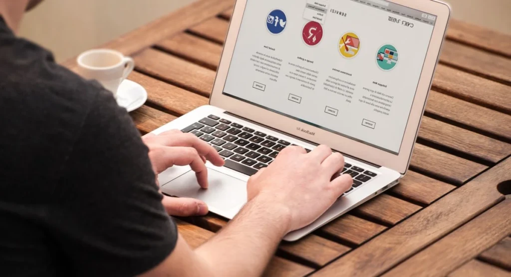 Chef d’entreprise en réunion avec un rédacteur web freelance