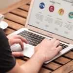 Chef d’entreprise en réunion avec un rédacteur web freelance