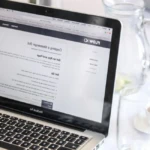 Chef d'entreprise seul à son bureau analysant un graphique Facebook