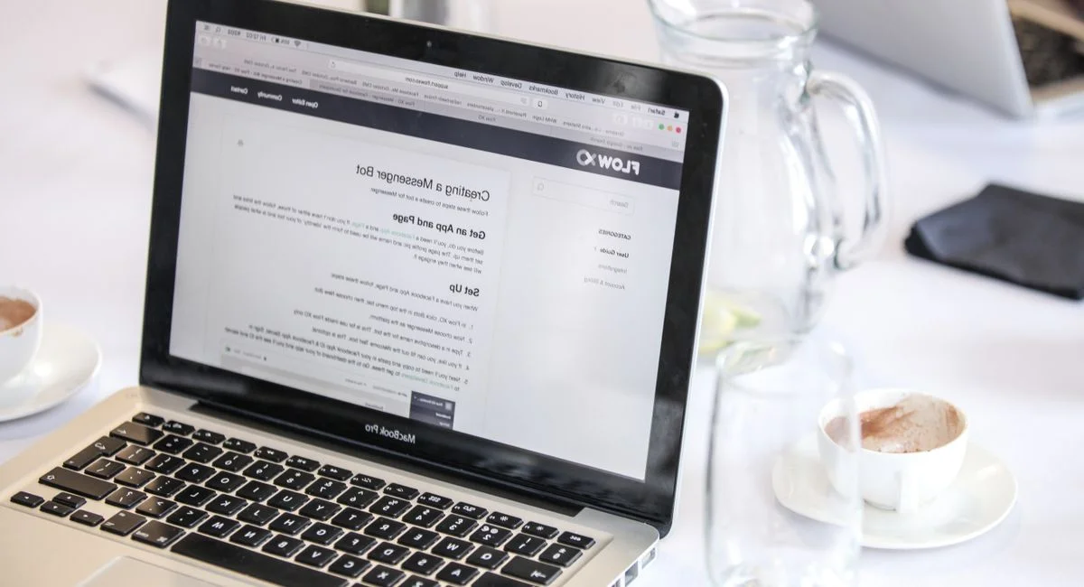 Chef d'entreprise seul à son bureau analysant un graphique Facebook