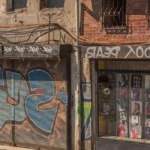Dirigeant fermant le rideau de fer de son local commercial vide