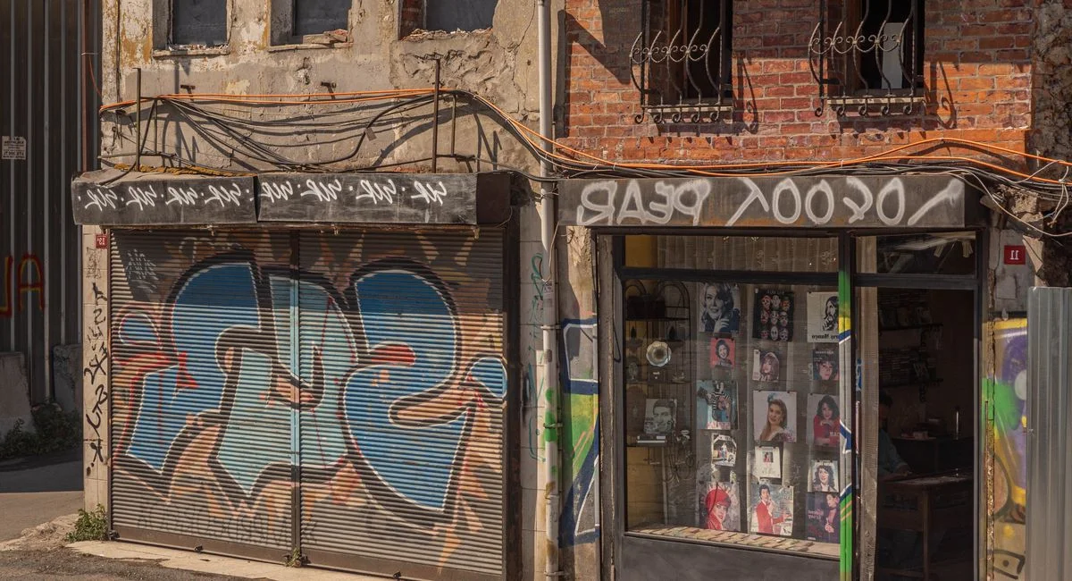 Dirigeant fermant le rideau de fer de son local commercial vide