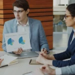 Échange direct entre dirigeant PME et rédacteur web freelance expérimenté