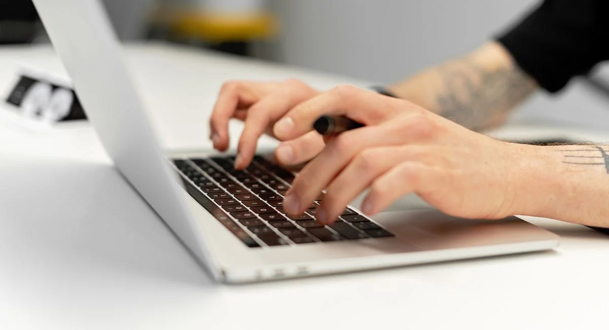 Illustration, trouver rédacteur web SEO freelance