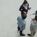 Salle de réunion PME, équipe échangeant sur un tableau de prospection
