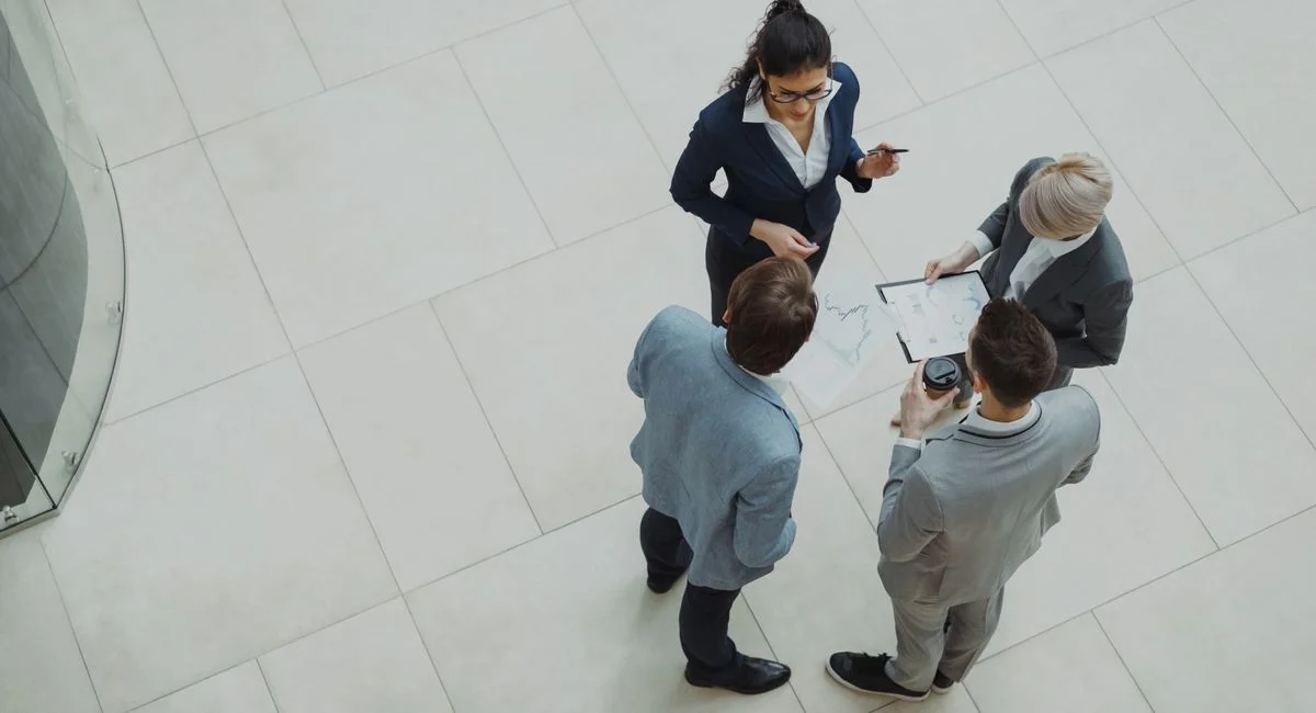 Salle de réunion PME, équipe échangeant sur un tableau de prospection