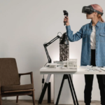 Architecte concentré construit une maquette numérique sur Archicad à son bureau