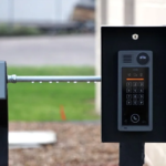 Caméra de surveillance positionnée en hauteur surveillant porte d’entrée résidentielle
