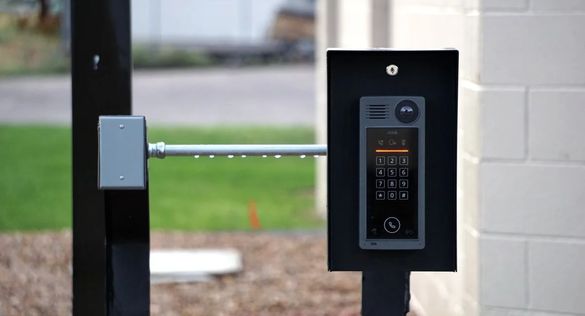 Caméra de surveillance positionnée en hauteur surveillant porte d’entrée résidentielle