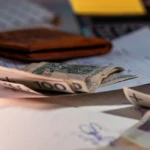 Chef d'entreprise sérieux devant écran présentant un logiciel de facturation