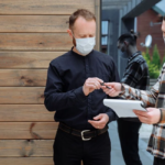 Deux associés signent des papiers devant un immeuble moderne