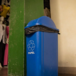 Employé déposant une imprimante usagée sur un site de recyclage électronique