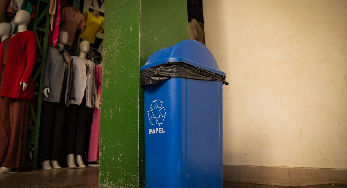 Employé déposant une imprimante usagée sur un site de recyclage électronique