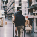 Gestionnaires en magasin devant écrans de vente intégrés ERP retail moderne