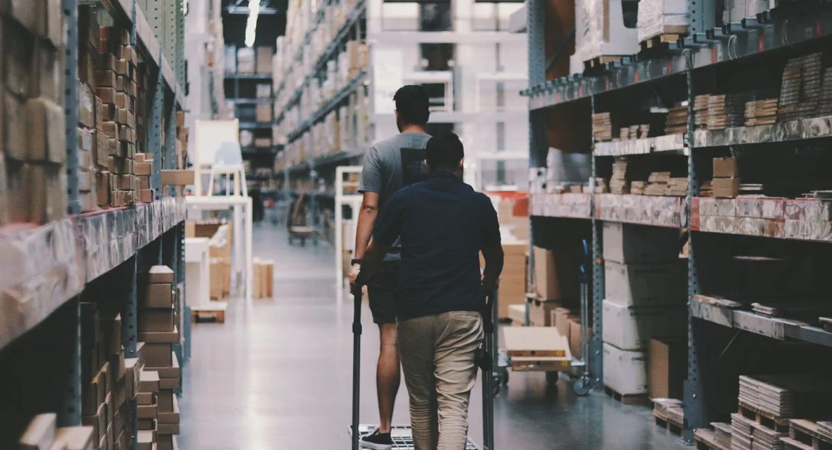 Gestionnaires en magasin devant écrans de vente intégrés ERP retail moderne