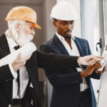 Groupe d’entrepreneurs analysant un plan d’appartement autour d’une table