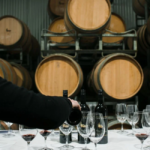 Groupe d’équipe dégustant du vin pour team building en entreprise
