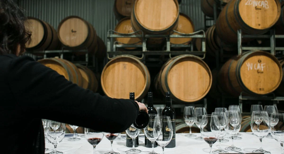 Groupe d’équipe dégustant du vin pour team building en entreprise