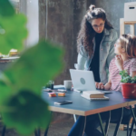 Une équipe technique discute d'architecture SaaS sur écran d'ordinateur portable