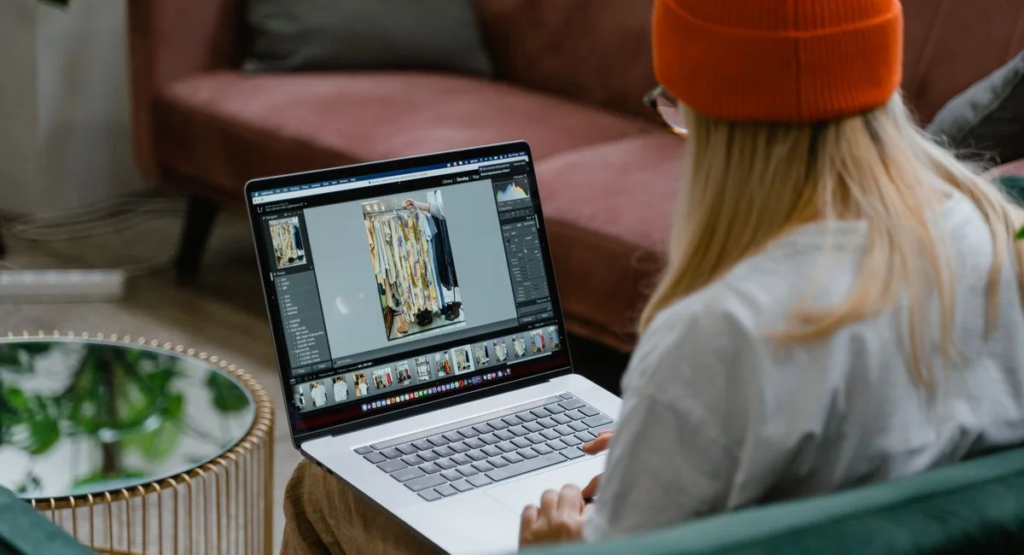 Utilisatrice analyse des tableaux Pinterest sur écran d’ordinateur bureau