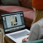 Utilisatrice analyse des tableaux Pinterest sur écran d’ordinateur bureau