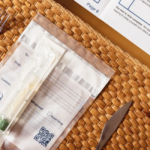 Faux courrier Ameli posé sur un bureau, QR code bien visible